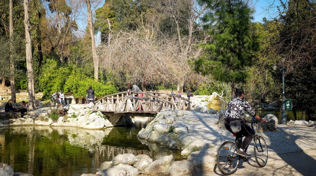 Άνθρωποι που κάνουν βόλτα στον Εθνικό Κήπο στην Αθήνα κατά τη διάρκεια του lockdown