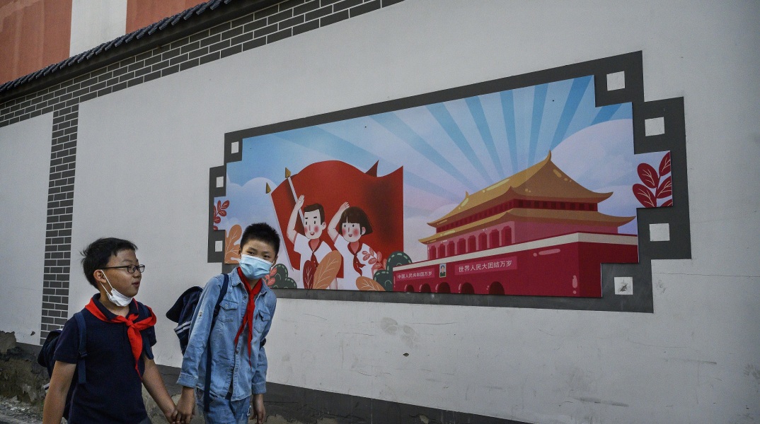 Κινέζοι μαθητές που πηγαίνουν στο σχολείο