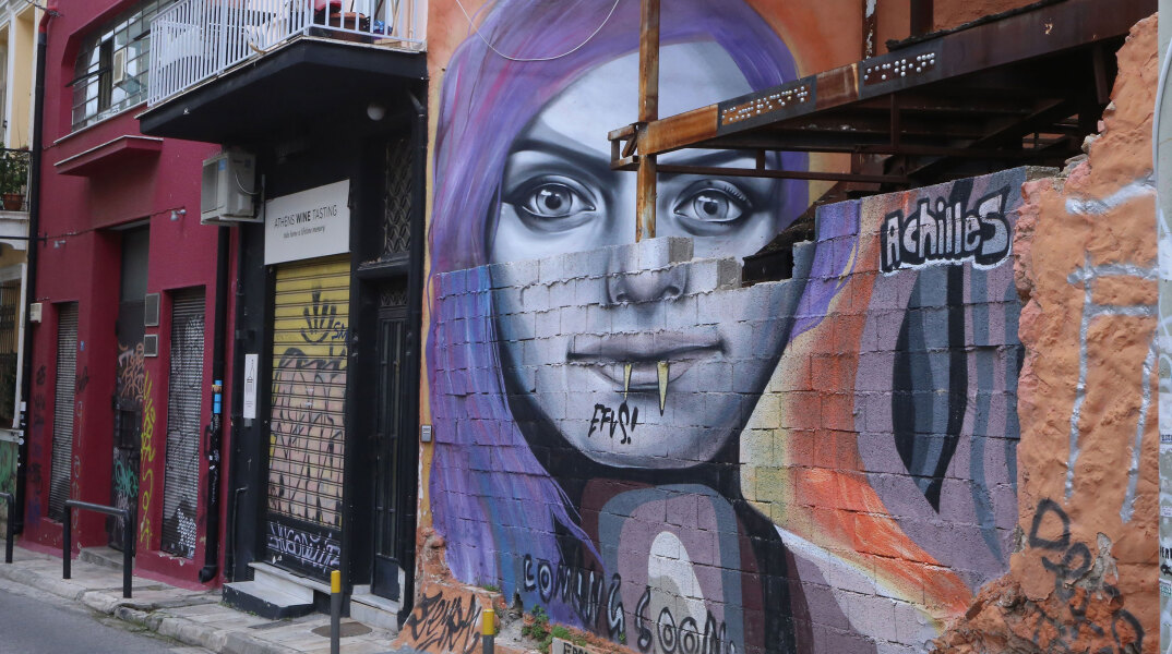 Γκράφιτι στου Ψυρρή - Στις 19.00 το απόγευμα ξεκινά σήμερα Κυριακή η απαγόρευση κυκλοφορίας στην Αττική, σύμφωνα με τα μέτρα για το lockdown