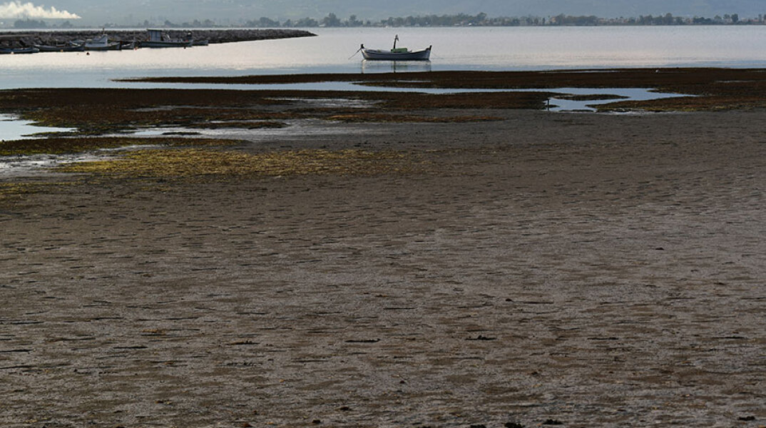 Ναύπλιο: Τεράστια άμπωτη σε παραλία - Υποχώρησε η στάθμη της θάλασσας