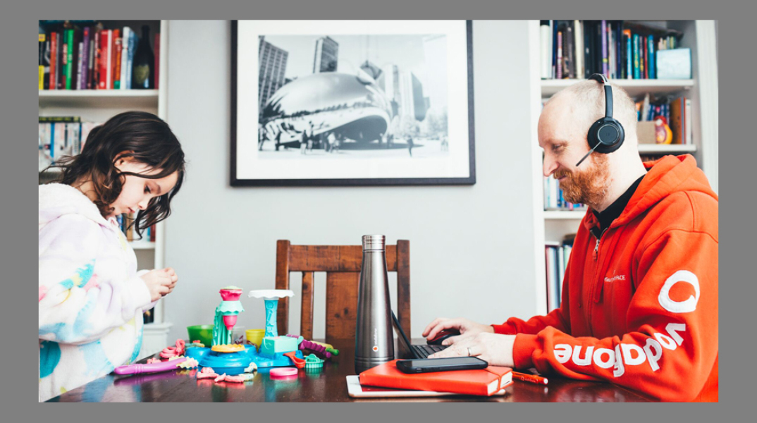 Η Vodafone στηρίζει τις εργαζόμενες μητέρες