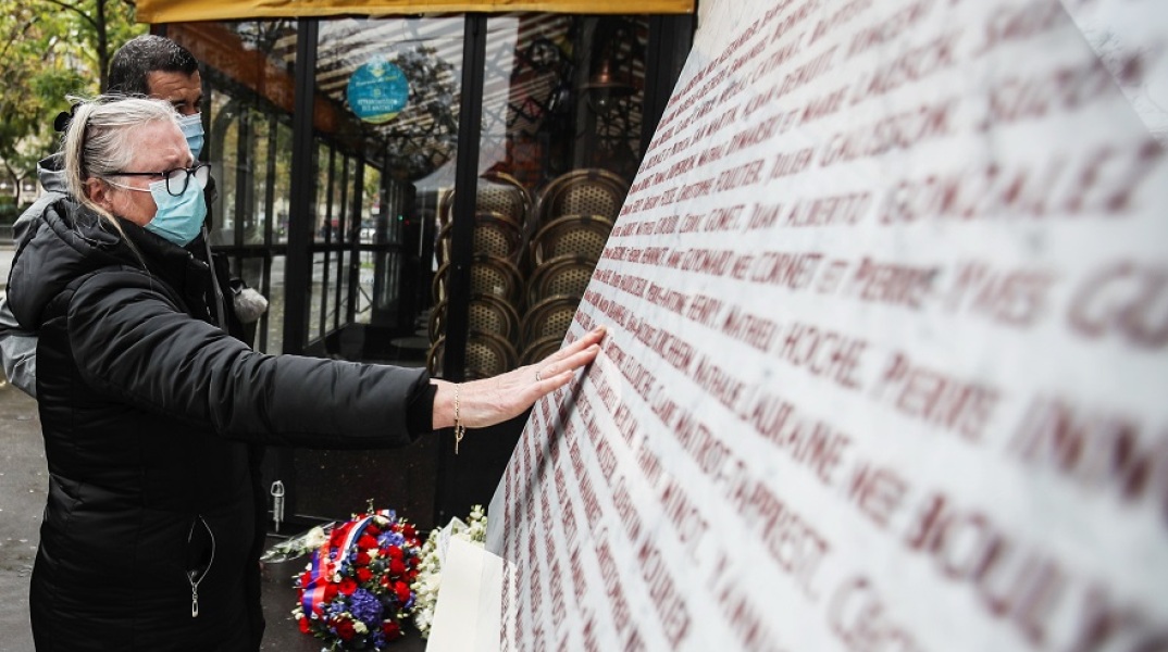 Γυναίκα στο μνημείο για τα θύματα της επίθεσης στο Μπατακλάν 