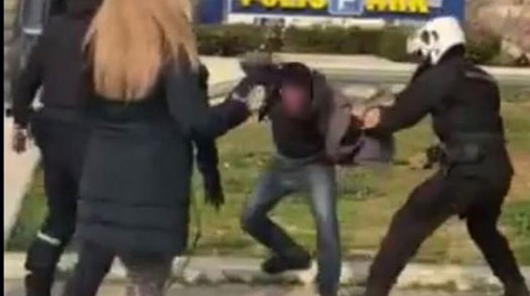 Νέα Σμύρνη: Εικόνα από το βίντεο που δείχνει την αστυνομική βία κατά νεαρού στην πλατεία 
