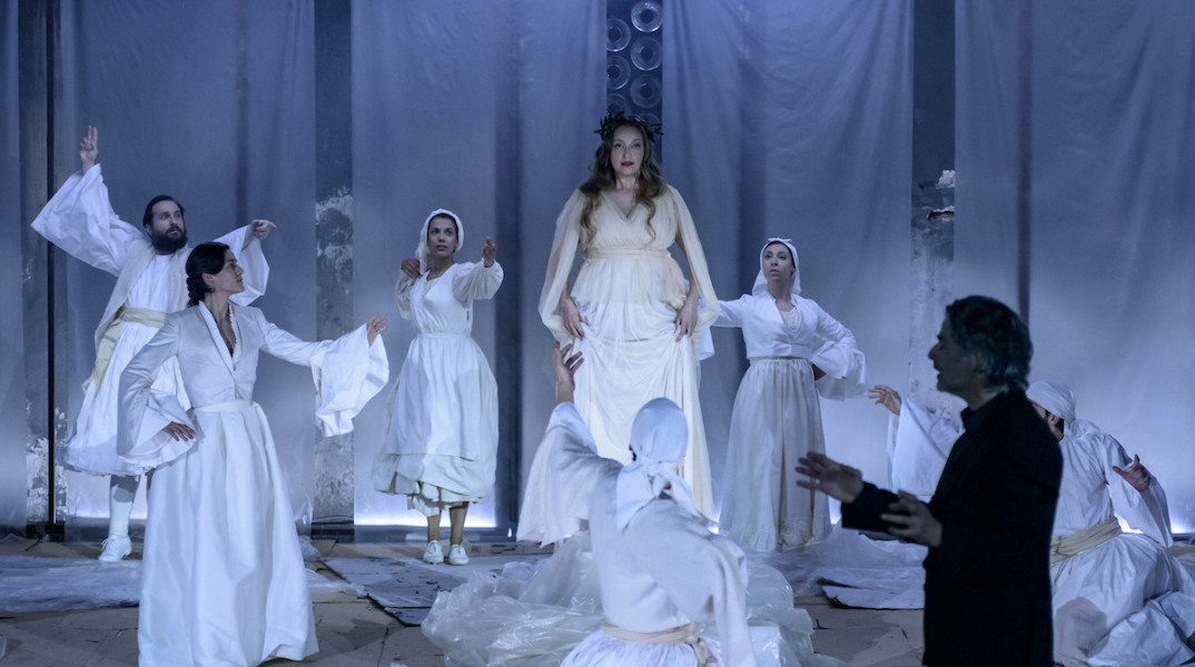 «Ελεύθεροι Πολιορκημένοι. Από την πρώτη σκηνή της παράστασης. Σε πρώτο πλάνο ο ποιητής (Αντώνης Μυριαγκός) και στη μέση η Μούσα (Λένα Δροσάκη). 