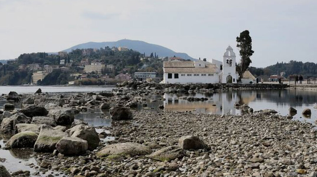 Στην Κέρκυρα η θάλασσα υποχώρησε, αποκαλύπτοντας τον βυθό στο Ποντικονήσι