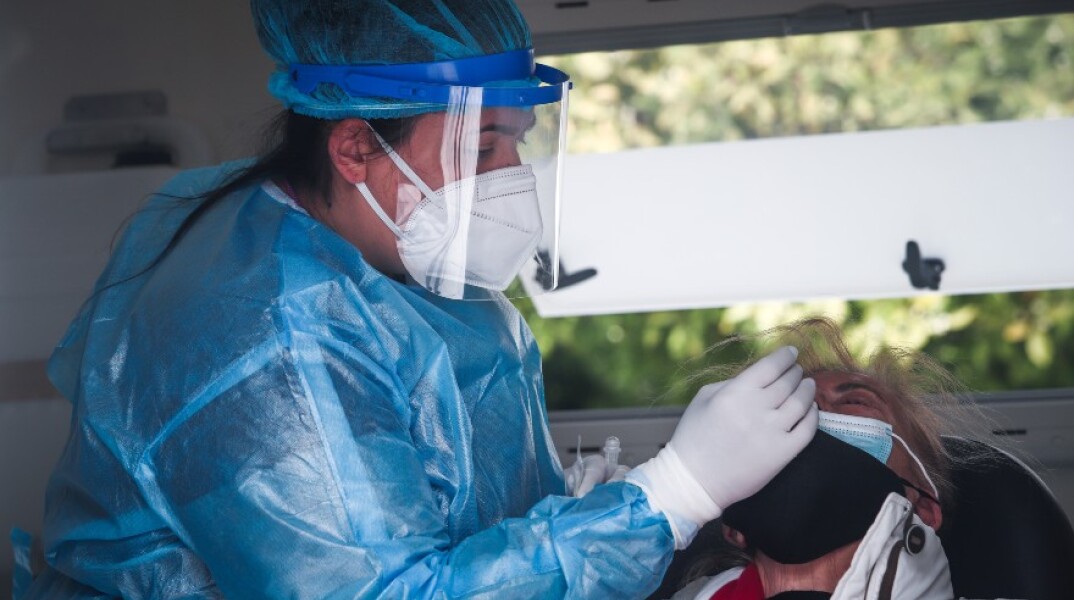 Κλιμάκιο ΕΟΔΥ διενεργεί τεστ κορωνοϊού