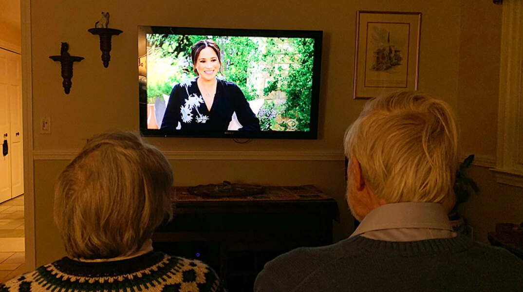 Αμερικανοί παρακολουθούν στην τηλεόραση τη συνέντευξη Μέγκαν - Χάρι στην Όπρα Γουίνφρεϊ