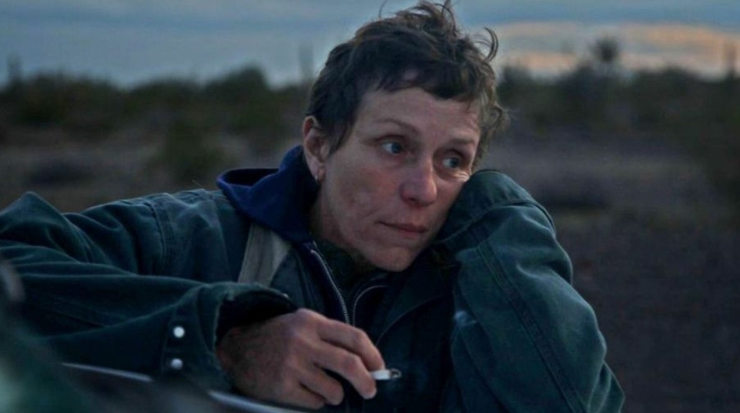 Η Φράνσις ΜακΝτόρμαντ στην ταινία «Nomadland» της Κλόι Ζάο