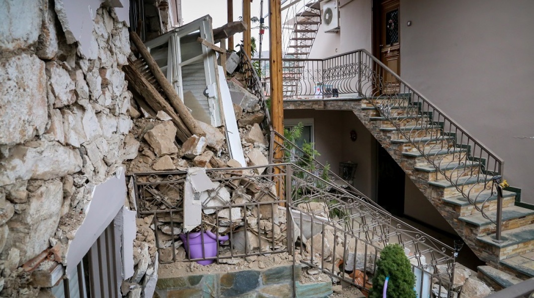 Καταστροφές σε σπίτια από τον σεισμό στο χωριό Δαμάσι