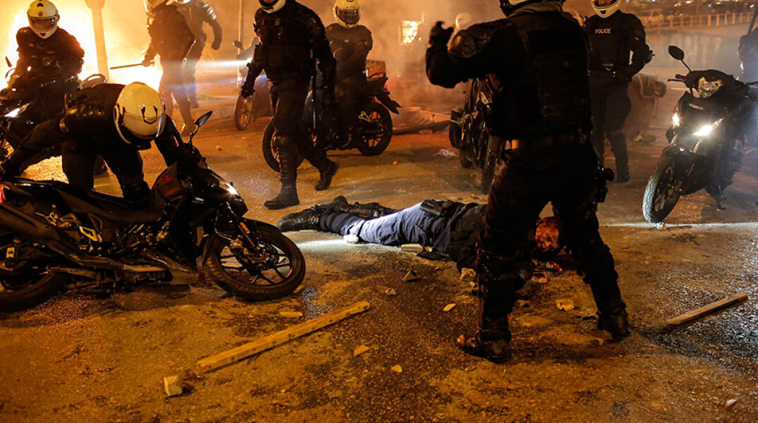 Νέα Σμύρνη - Επεισόδια: Αστυνομικός πεσμένος στο έδαφος μετά τον ξυλοδαρμό του από διαδηλωτές