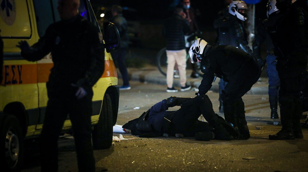 Επεισόδια στη Νέα Σμύρνη - Τραυματισμένος αστυνομικός στο έδαφος