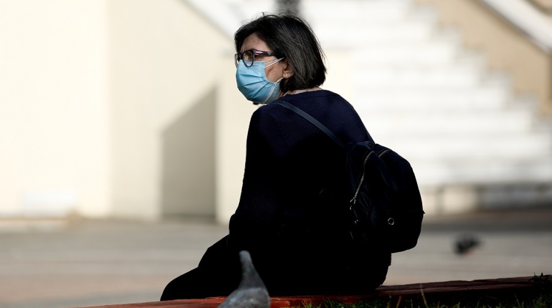 Γυναίκα με μάσκα