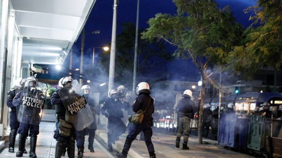 Επεισόδια μεταξύ της αστυνομίας και πολιτών στην Πλατεία της Ν.Σμύρνης, όταν πολίτες διαμαρτυρήθηκαν για την επιβολή προστίμου μετακίνησης σε οικογένεια που καθόταν στην πλατεία