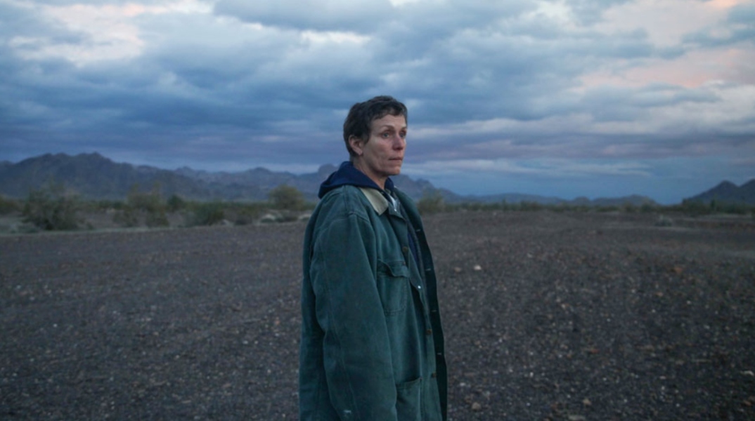 Η Φράνσις ΜακΝτόρμαντ στην ταινία «Nomadland» της Κλόι Ζάο