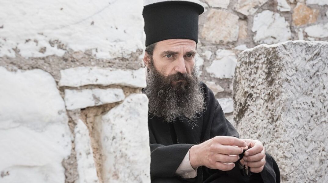 Ο Άρης Σερβετάλης υποδύεται τον Άγιο Νεκτάριο στην ταινία «Ο Άνθρωπος του Θεού»