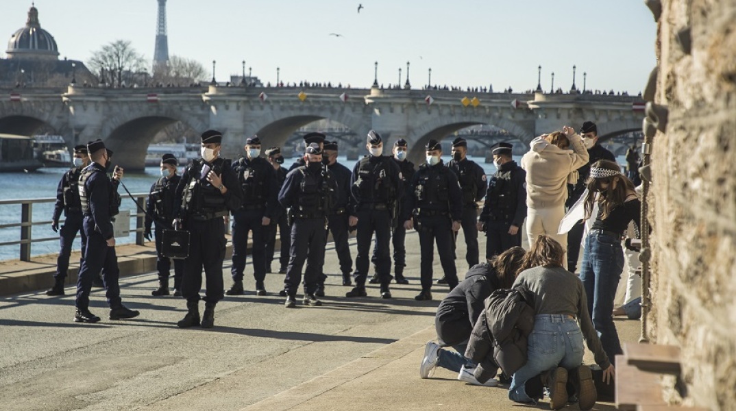 Γαλλία: Αστυνομικοί στην όχθη του Σηκουάνα