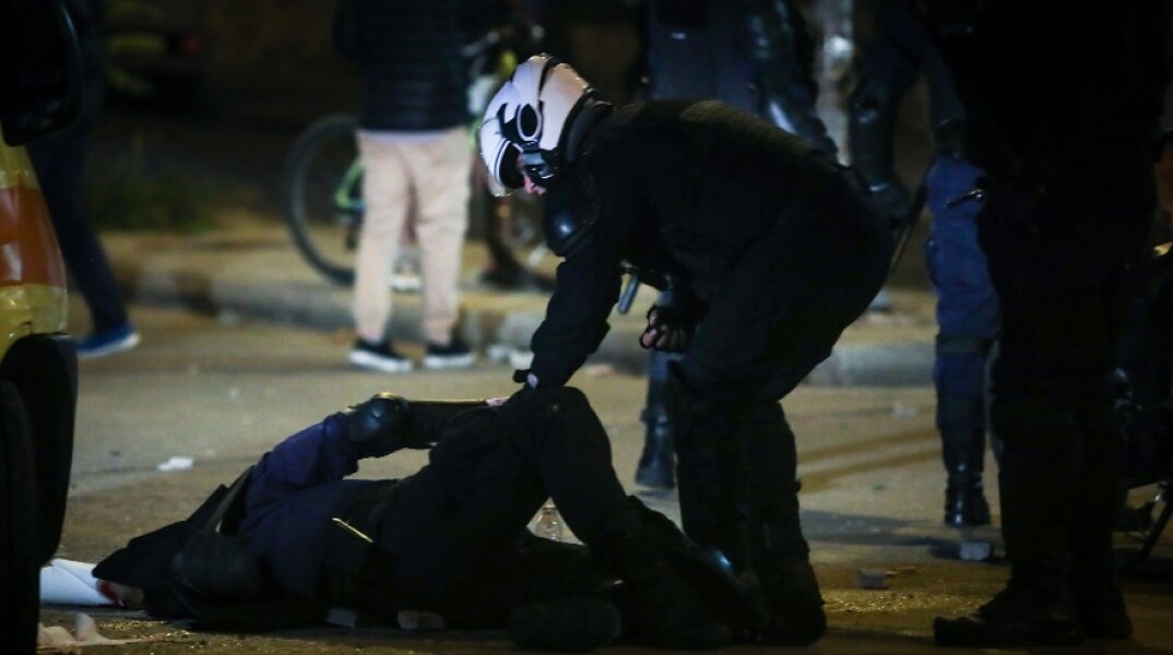 Τραυματισμένος αστυνομικός της ομάδας «ΔΡΑΣΗ» στα επεισόδια στη Νέα Σμύρνη