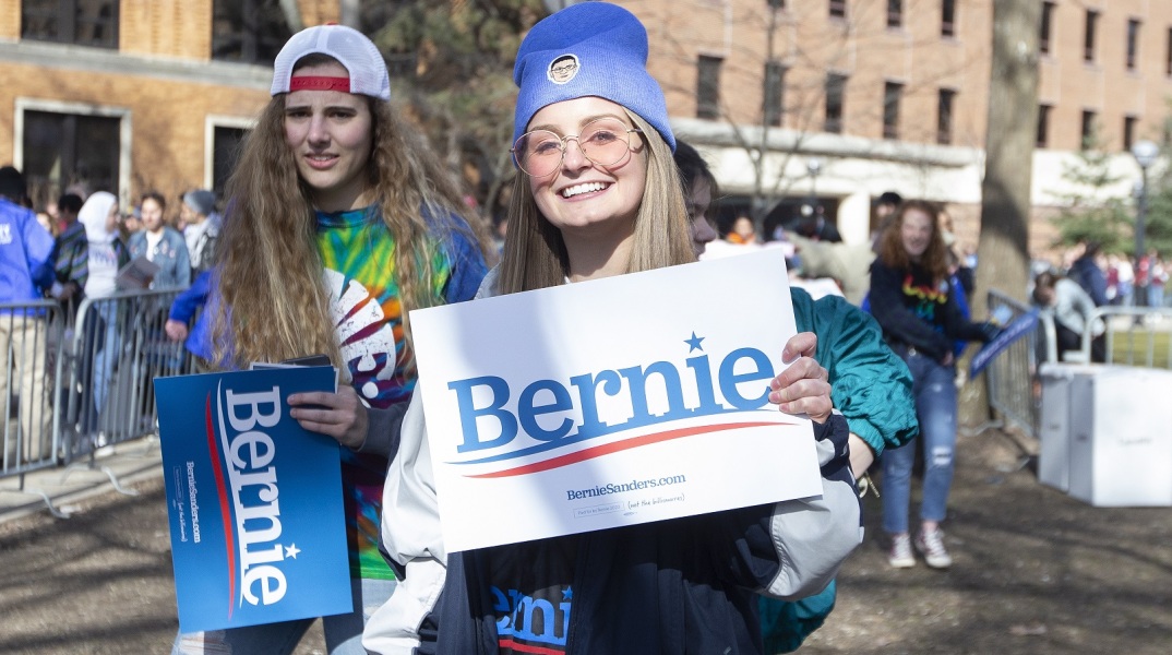 Γυναίκες που κρατούν πλακάτ για τον Μπέρνι Σάντερς στις ΗΠΑ
