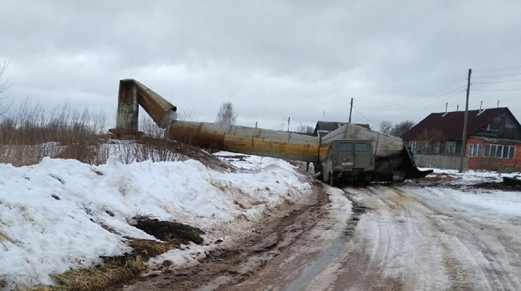 Δεξαμενή νερού έκανε «κομμάτια» βανάκι στη Ρωσία - Όλα πήγαν στραβά με την κατεδάφιση