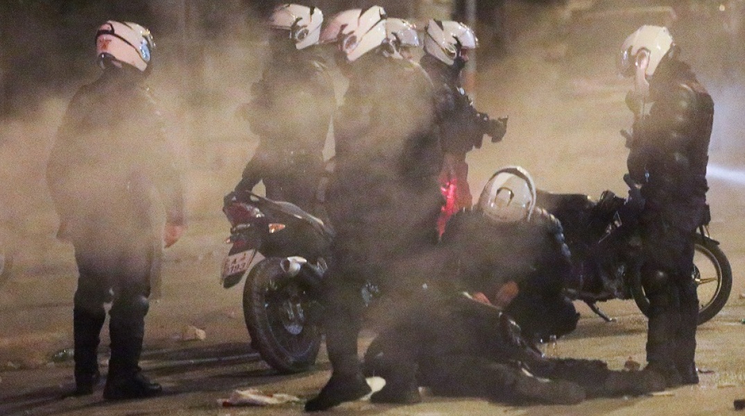 Νέα Σμύρνη: Ο τραυματισμένος αστυνομικός στο οδόστρωμα