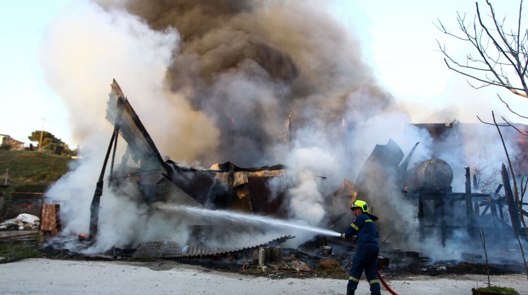 Φωτιά στη Ραφήνα  