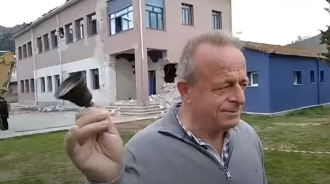 Ο διευθυντής στο Δημοτικό Σχολείο του Δαμασίου χτυπά το τελευταίο κουδούνι