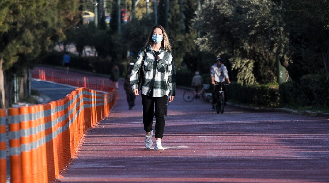 Στιγμιότυπο από το lockdown στην Αθήνα - Γυναίκα με μάσκα