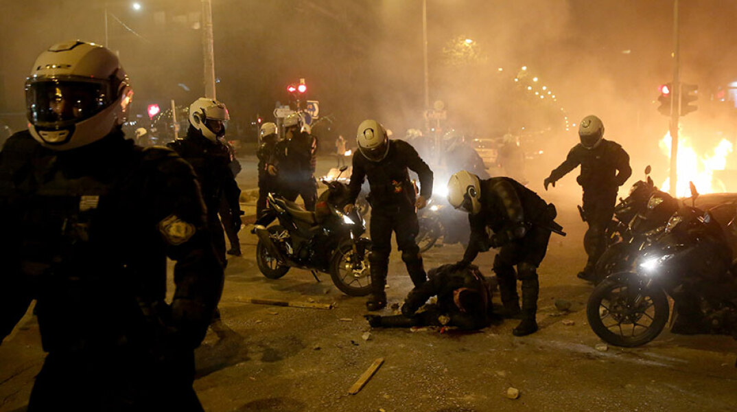 Νέα Σμύρνη: Πεσμένος στην άσφαλτο ο αστυνομικός μετά τον ξυλοδαρμό του, δέχεται τις πρώτες βοήθειες από συναδέλφους του