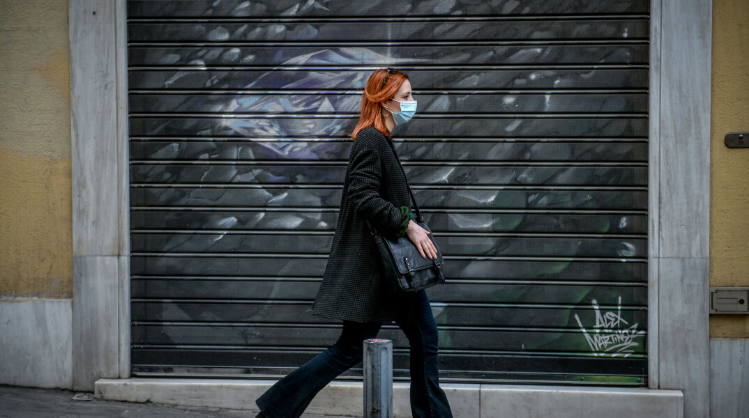 Αττική - Lockdown: Κοπέλα με μάσκα για τον κορωνοϊό στο κέντρο της Αθήνας