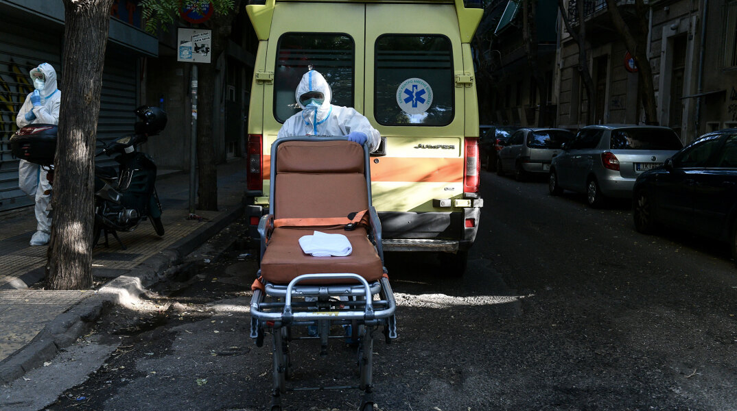 Υγειονομικός με προστατευτική στολή για τον κορωνοϊό σπρώχνει φορείο το οποίο θα χρησιμοποιηθεί για νέο ασθενή με Covid-19 (ΦΩΤΟ ΑΡΧΕΙΟΥ)