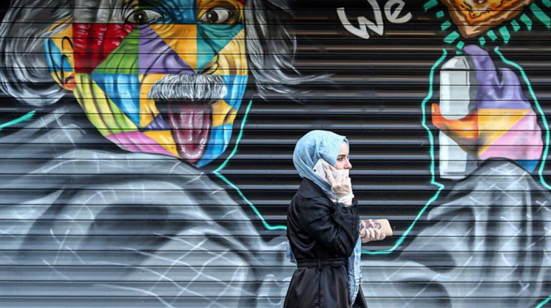 Τουρκία: Κοπέλα με μάσκα για τον κορωνοϊό μιλά στο κινητό