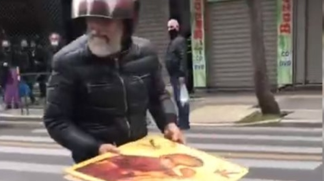 Άνδρας που κρατά εικόνα της Παναγίας