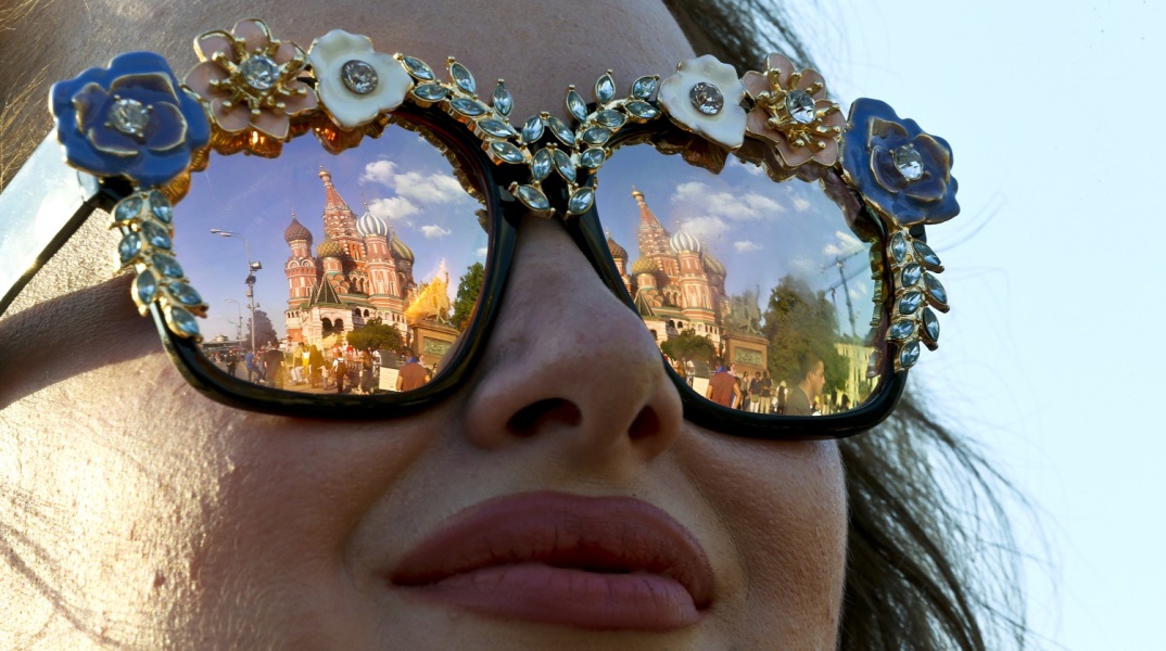 Νεαρή ρωσίδα με γυαλιά ηλίου