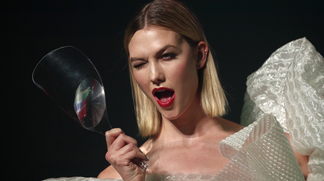 Η Κάρλι Κλος έφερε στον κόσμο το πρώτο της παιδί