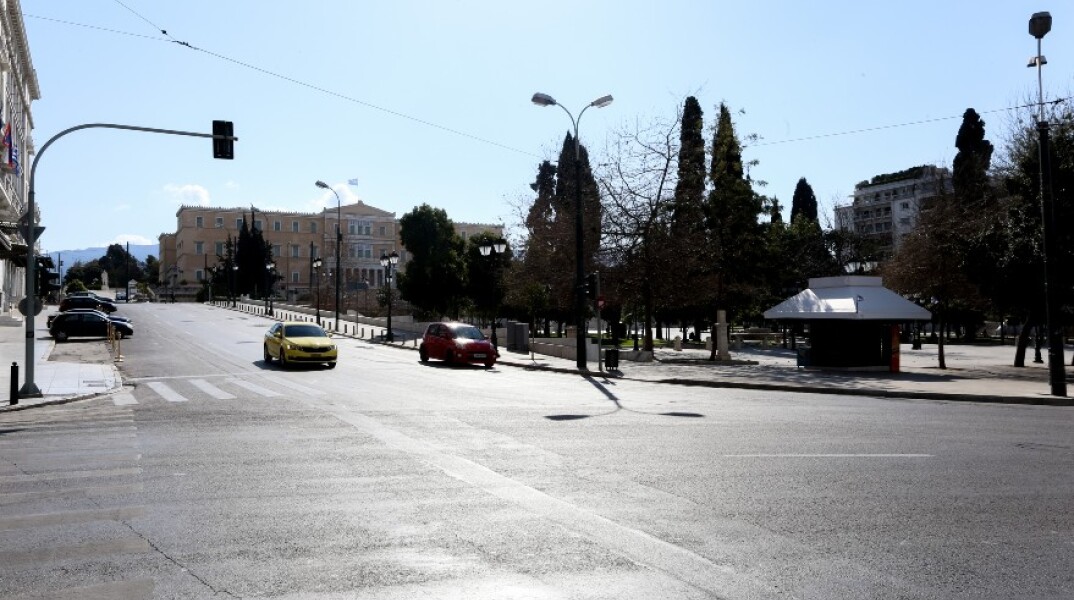Στιγμιότυπα από το άδειο κέντρο της Αθήνας κατά την Καθαρά Δευτέρα 2021
