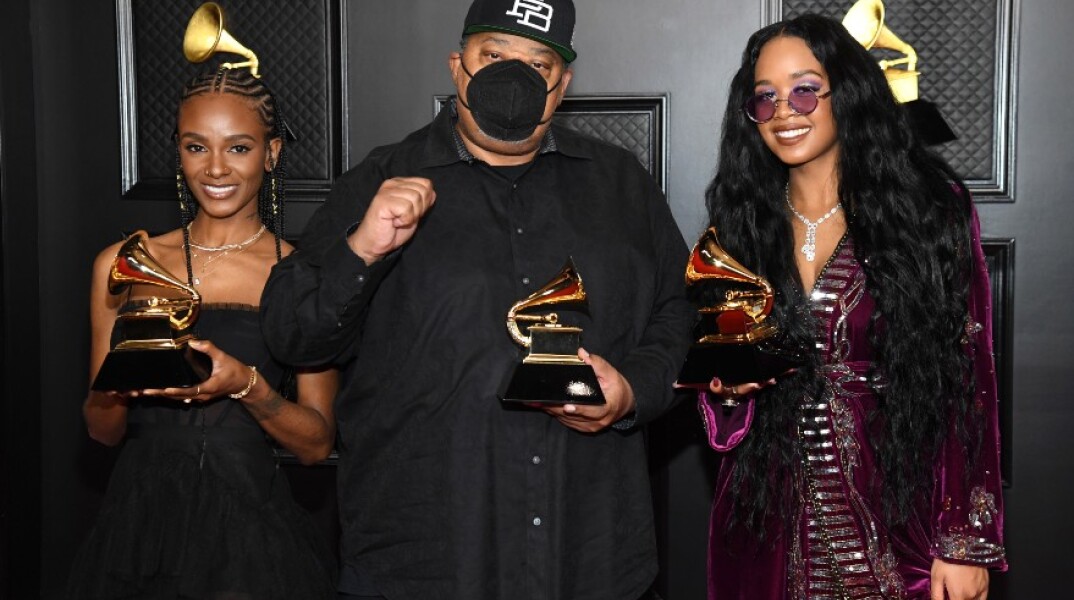 Η καλλιτέχνις H.E.R με το βραβείο Grammy για το Τραγούδι της Χρονιάς