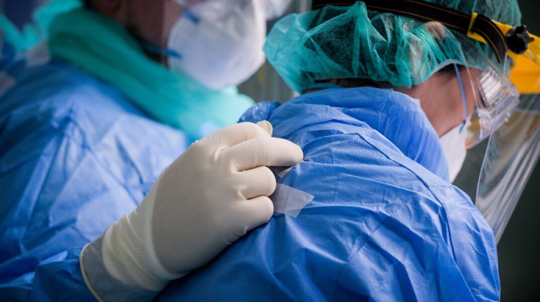 Ιατρικό προσωπικό στη μάχη κόντρα στον κορωνοϊό στα ελληνικά νοσοκομεία