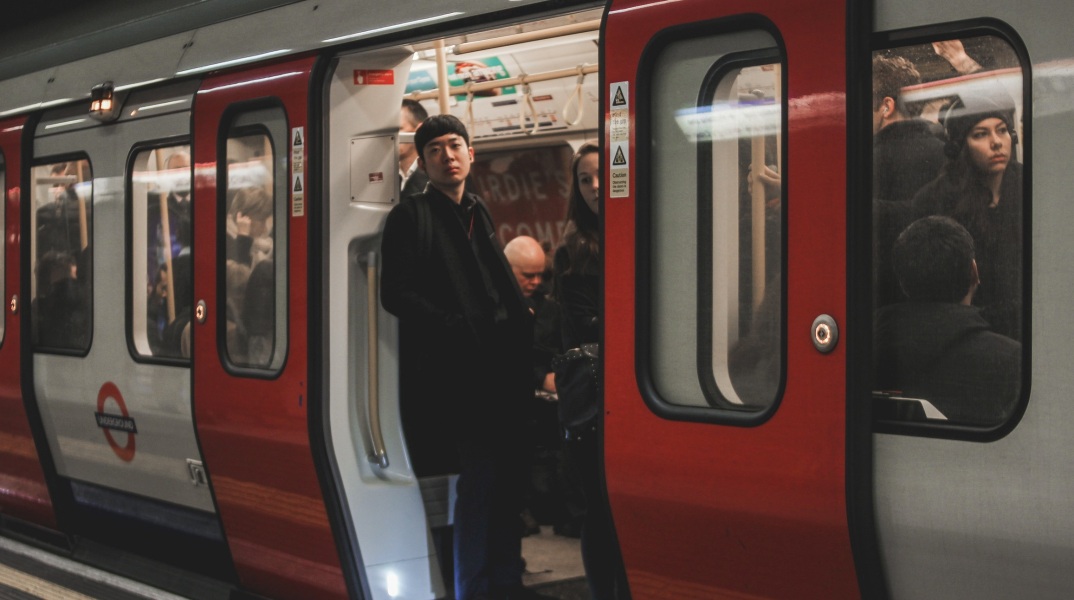 Επιβάτης στο μετρό του Λονδίνου