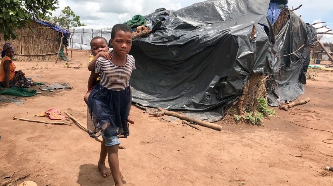 Παιδιά έξω από σκηνή στη Μοζαμβίκη