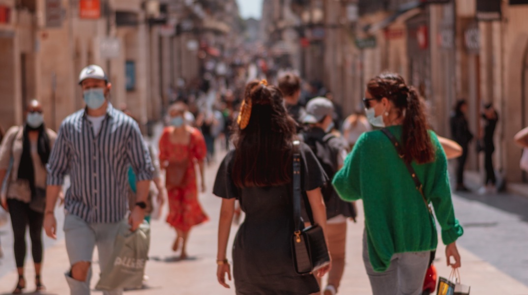 Πολίτες με μάσκα στη Γαλλία