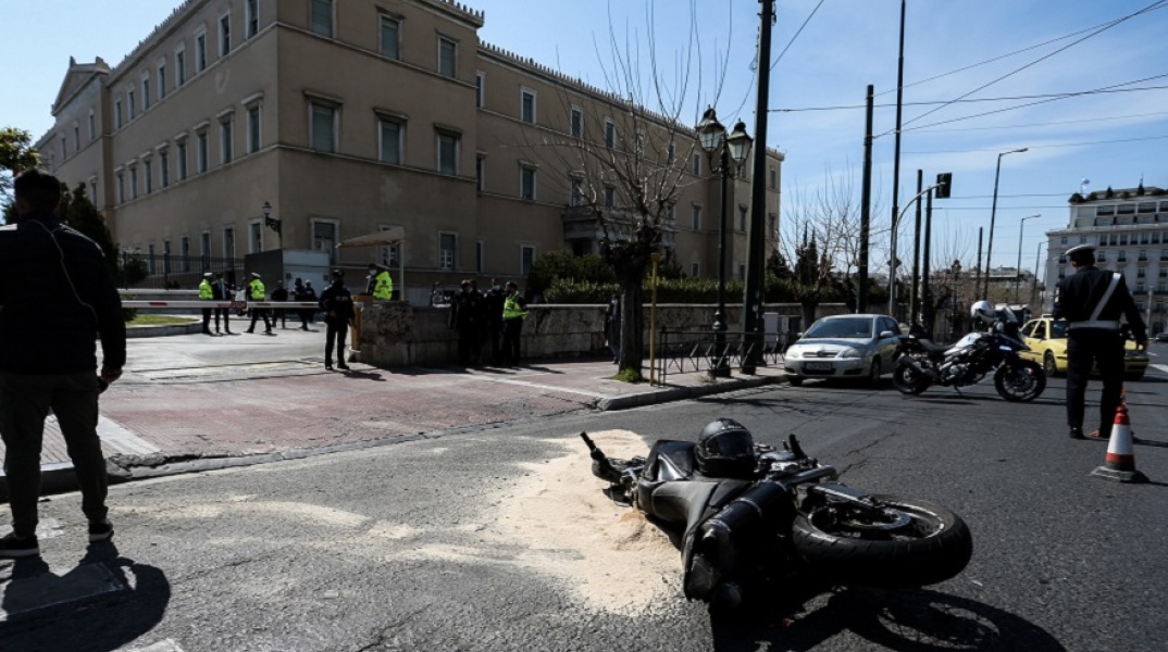 Τροχαίο με μηχανή μπροστά από την είσοδο της Βουλής