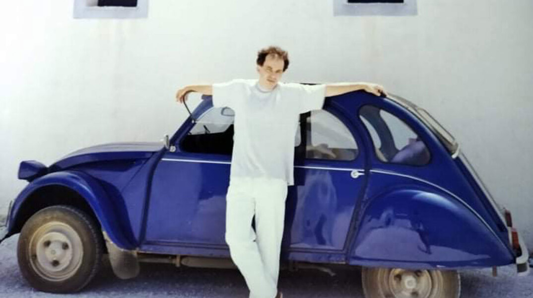 Ο Άρης Σφακιανάκης ποζάρει δίπλα στο αυτοκίνητό του