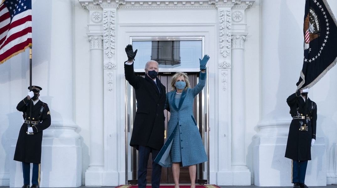 Ο νέος Πρόεδρος των ΗΠΑ Τζον Μπάιντεν και η Πρώτη Κυρία Τζιν Μπάιντεν ©EPA/Alex Brandon / POOL