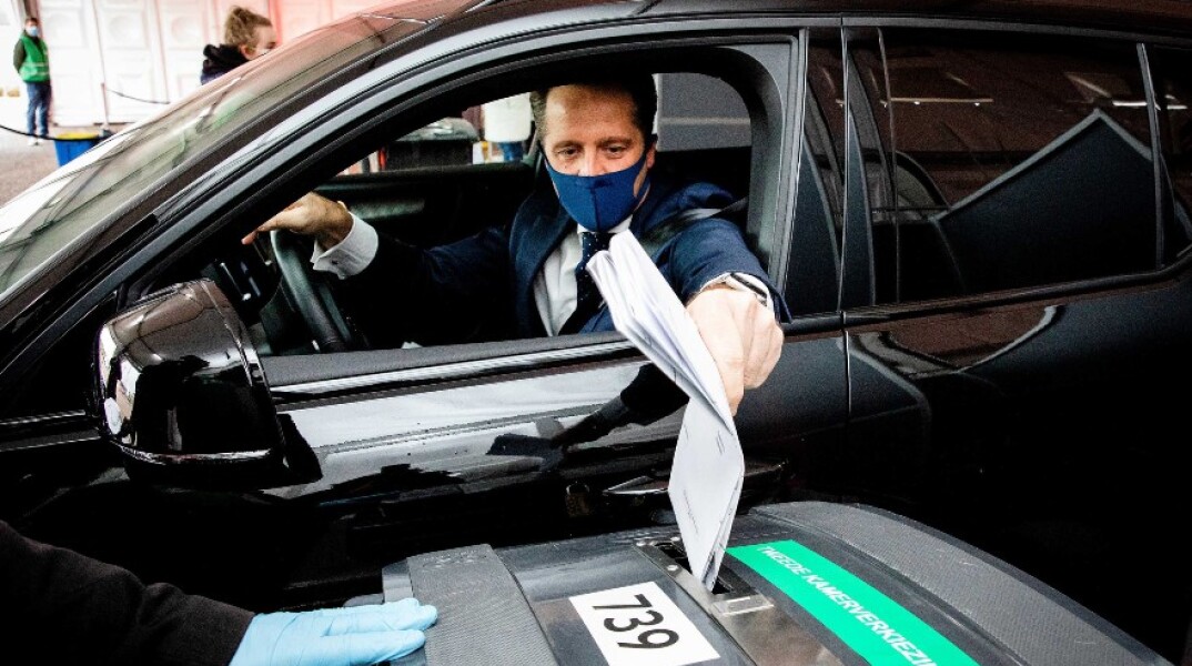 Ψηφοφόροι ψηφίζουν από τα αυτοκίνητά τους στην Ολλανδία