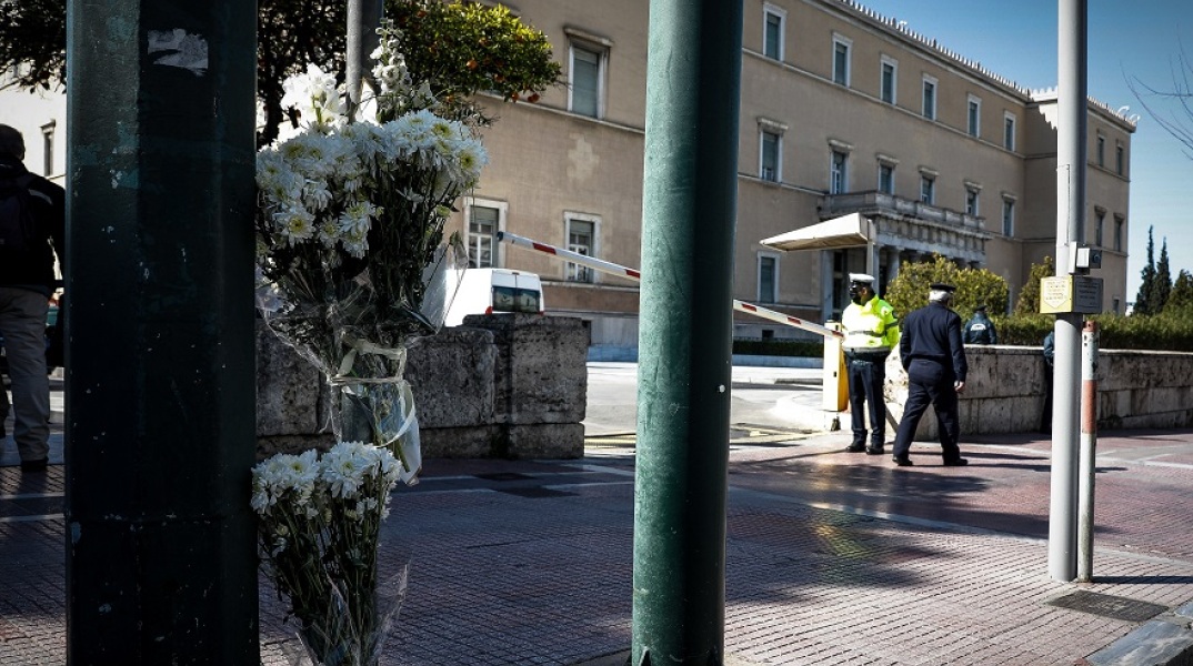 Λουλούδια στο σημείο έξω από την βουλή όπου συγκρουσθήκαν υπηρεσιακό αυτοκίνητο, με μοτοσικλέτα που οδηγούσε 23χρονος