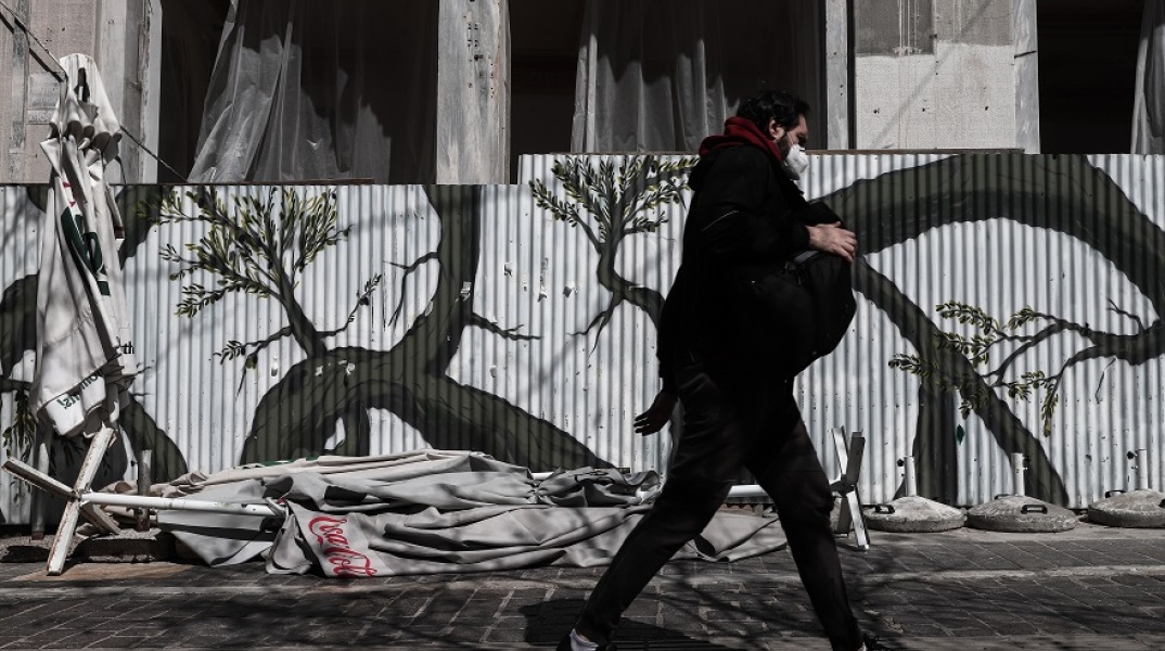 Στιγμιότυπο από το lockdown στην Αθήνα - Πολίτης με μάσκα