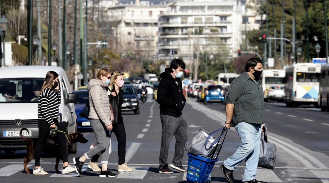 Στιγμιότυπο με πολίτες που περπατούν σε δρόμο στην Αττική