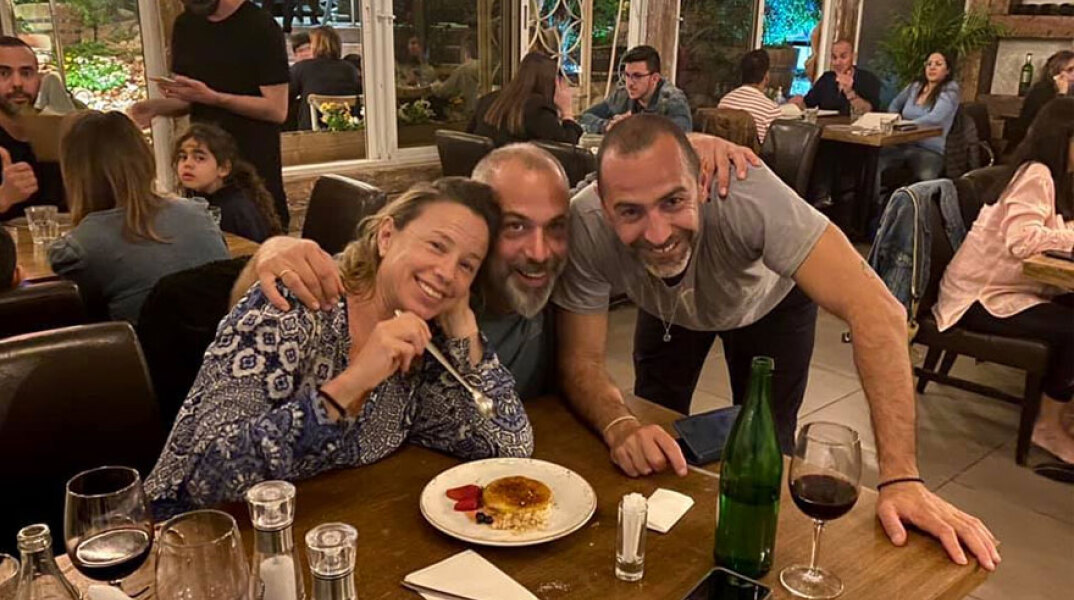 Αχιλλέας Πεκλάρης: Ο Έλληνας δημοσιογράφος που ζει στο Ισραήλ και δείχνει πόσο έχει αλλάξει η ζωή μετά τον εμβολιασμό για τον κορωνοϊό - Εικόνα από εστιατόριο με κόσμο