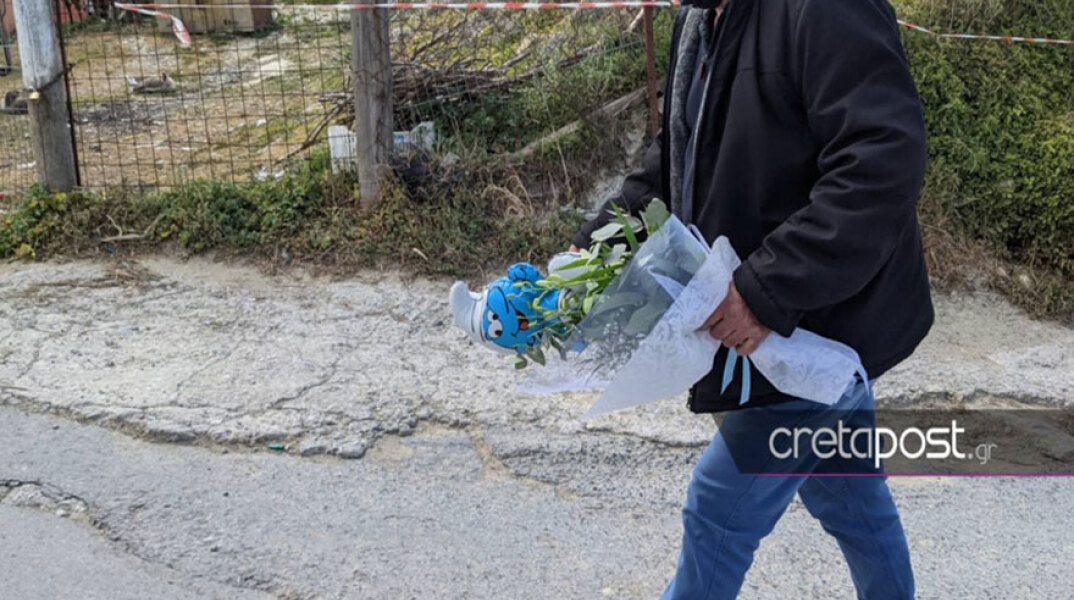 Ανθοδέσμες με στρουμφάκια για τον μικρό Ζαχαρία, η κηδεία του οποίου έγινε σε βαρύ κλίμα στην Κρήτη