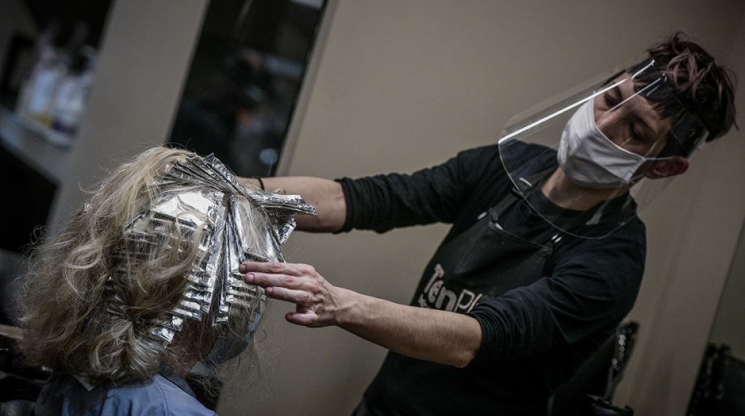 Μέτρα προστασίας για τον κορωνοϊό σε κομμωτήριο